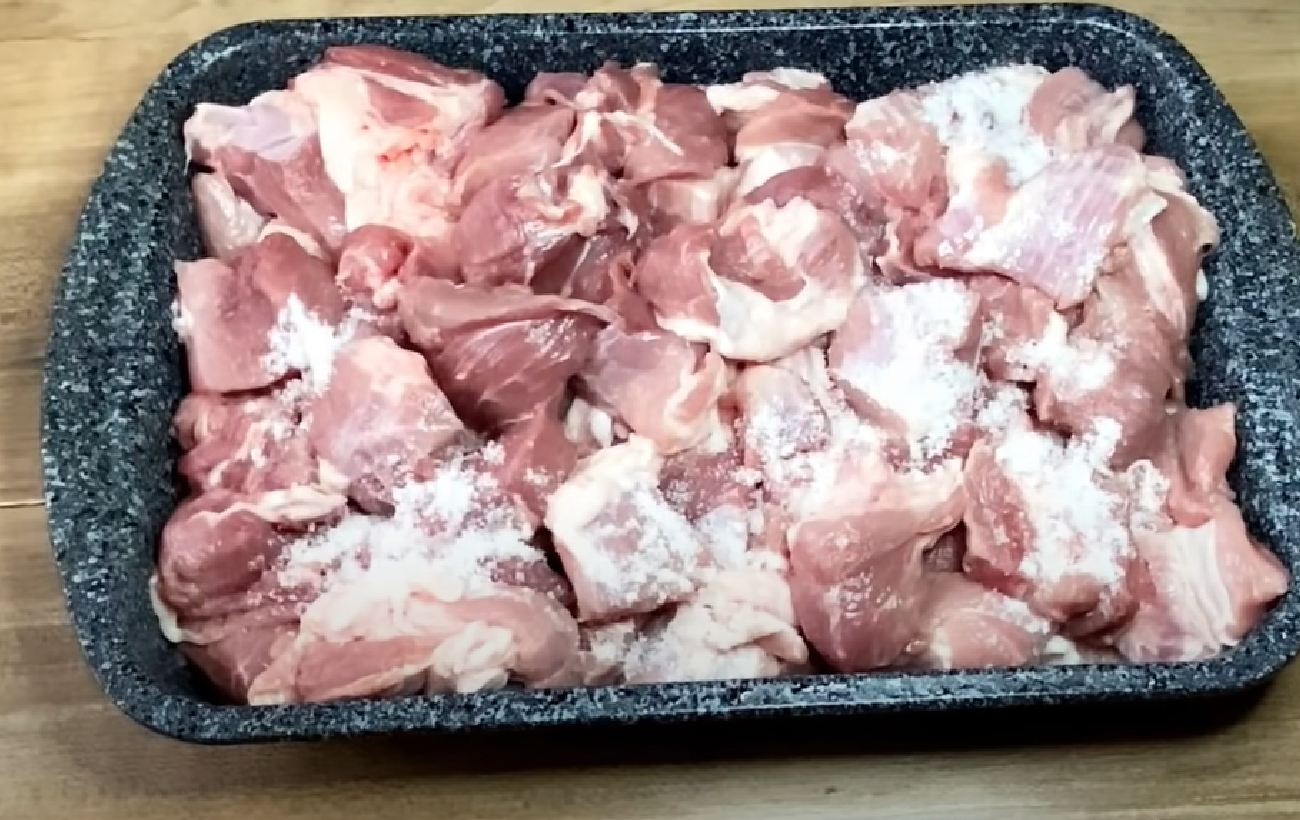 Тушкованка зі свинини: рецепт ситної м'ясної консервації